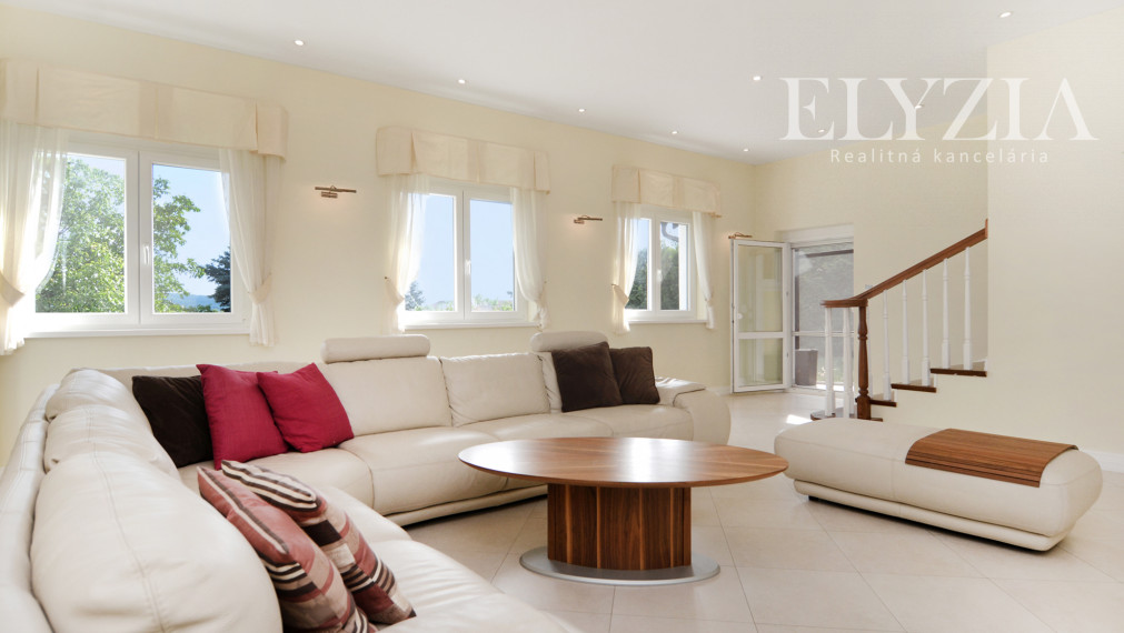 ..........PREDANÝ..........ELYZIA I PREDAJ – Samostatný RD r.2009, 200 m2+ dvojgaráž+ záhrada, blízkosť lesa, Wolfsthal, Rakúsko.