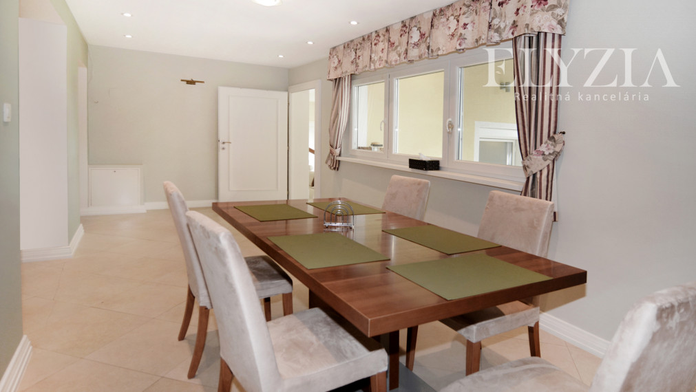 ..........PREDANÝ..........ELYZIA I PREDAJ – Samostatný RD r.2009, 200 m2+ dvojgaráž+ záhrada, blízkosť lesa, Wolfsthal, Rakúsko.