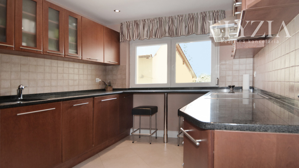 ..........PREDANÝ..........ELYZIA I PREDAJ – Samostatný RD r.2009, 200 m2+ dvojgaráž+ záhrada, blízkosť lesa, Wolfsthal, Rakúsko.