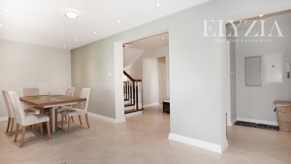 ..........PREDANÝ..........ELYZIA I PREDAJ – Samostatný RD r.2009, 200 m2+ dvojgaráž+ záhrada, blízkosť lesa, Wolfsthal, Rakúsko.