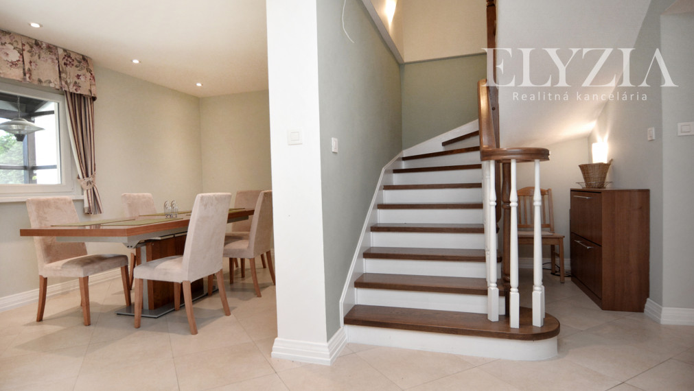 ..........PREDANÝ..........ELYZIA I PREDAJ – Samostatný RD r.2009, 200 m2+ dvojgaráž+ záhrada, blízkosť lesa, Wolfsthal, Rakúsko.