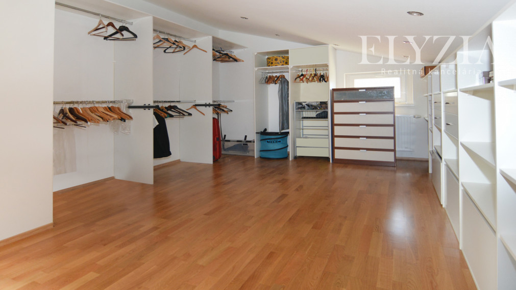 ..........PREDANÝ..........ELYZIA I PREDAJ – Samostatný RD r.2009, 200 m2+ dvojgaráž+ záhrada, blízkosť lesa, Wolfsthal, Rakúsko.