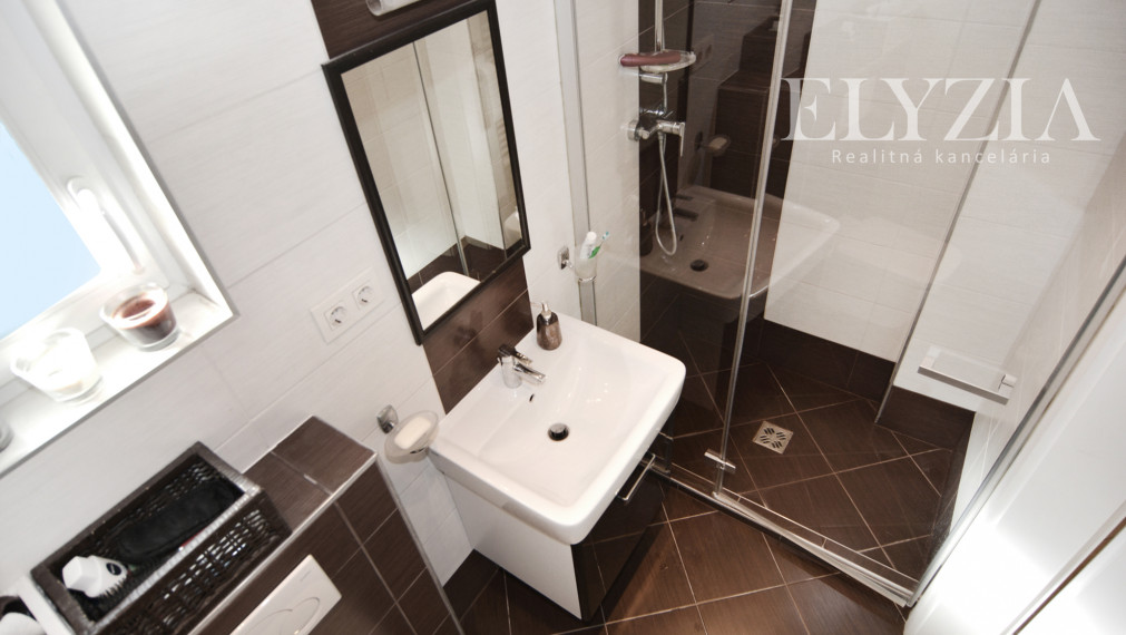 ..........PREDANÝ..........ELYZIA I PREDAJ – Samostatný RD r.2009, 200 m2+ dvojgaráž+ záhrada, blízkosť lesa, Wolfsthal, Rakúsko.