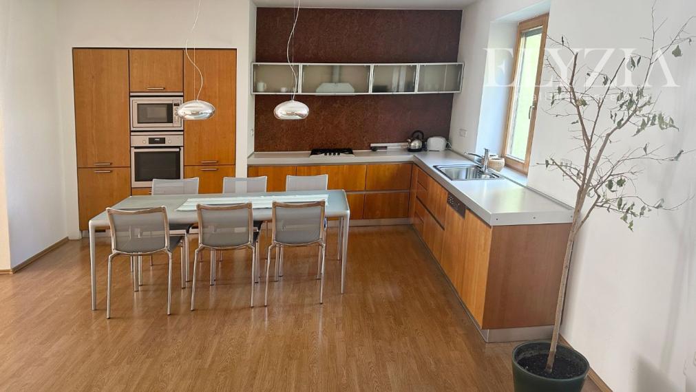 KRÁSNY MEZONET V CENTRE STARÉHO MESTA, KLEMENSOVA UL.