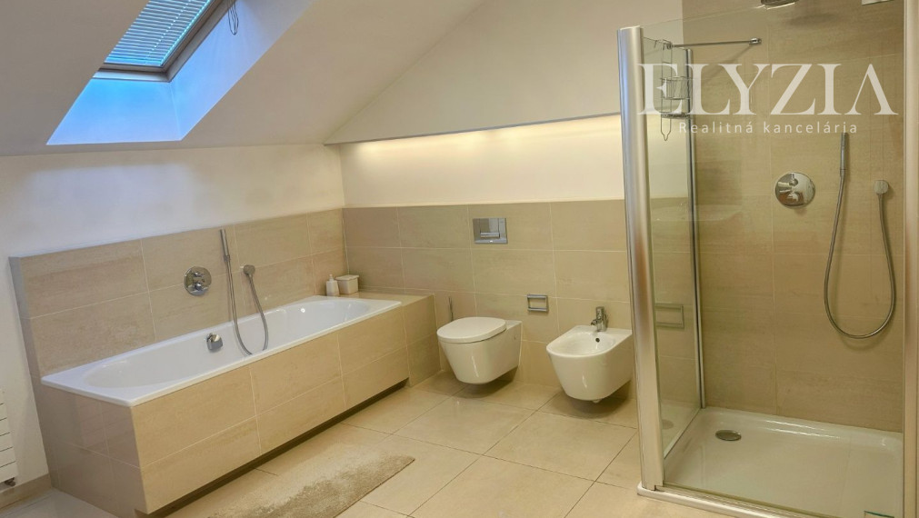 KRÁSNY MEZONET V CENTRE STARÉHO MESTA, KLEMENSOVA UL.