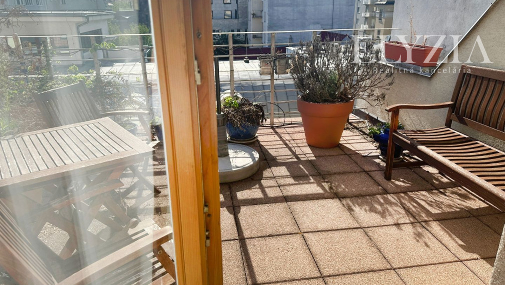 KRÁSNY MEZONET V CENTRE STARÉHO MESTA, KLEMENSOVA UL.