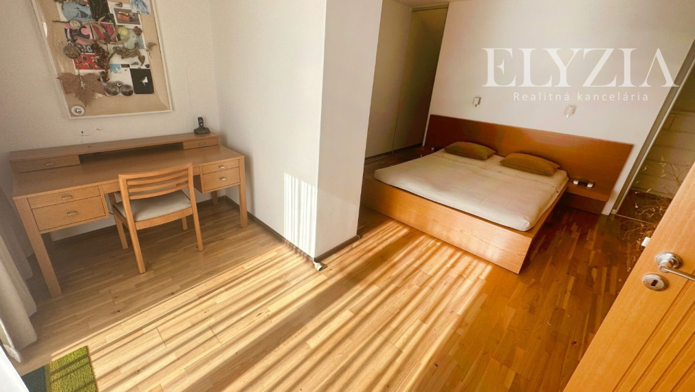 KRÁSNY MEZONET V CENTRE STARÉHO MESTA, KLEMENSOVA UL.