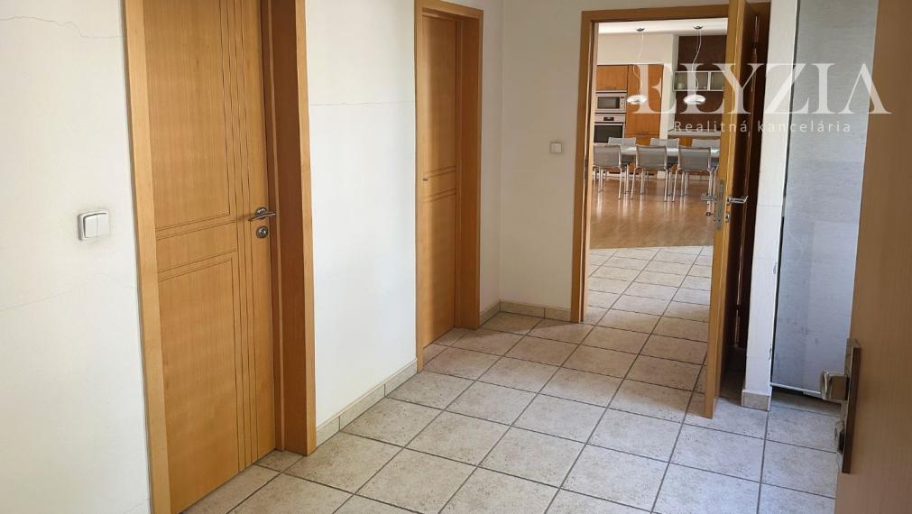 KRÁSNY MEZONET V CENTRE STARÉHO MESTA, KLEMENSOVA UL.