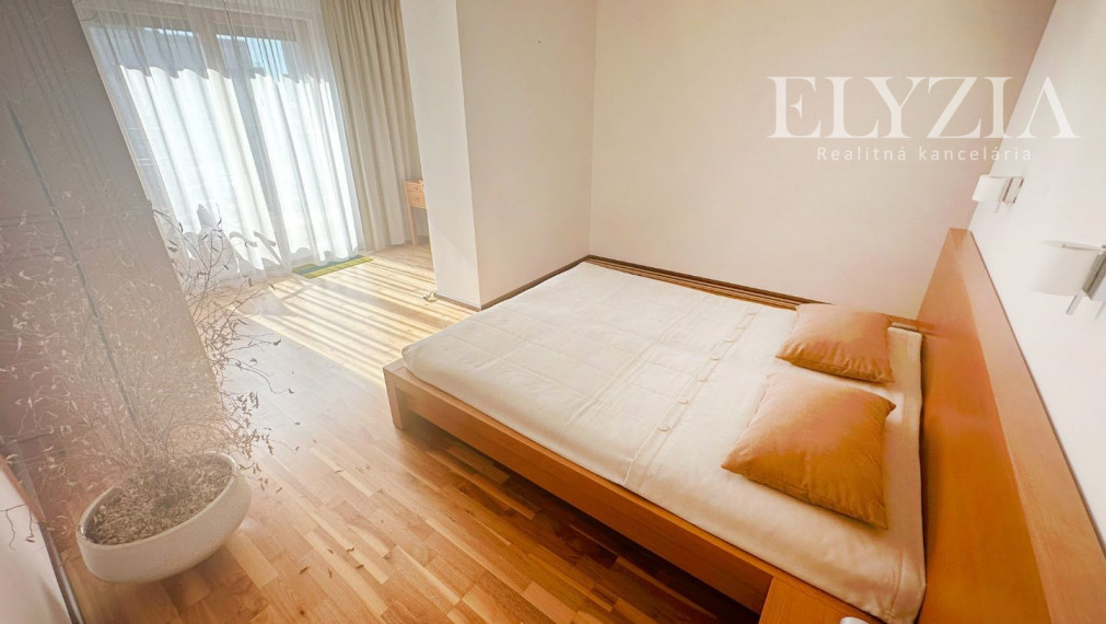 KRÁSNY MEZONET V CENTRE STARÉHO MESTA, KLEMENSOVA UL.