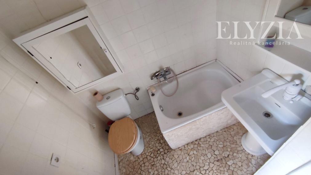 ELYZIA I ZÁHRADNÁ CHATA  s pozemkom priamo v Devíne, výhľad, (elektrika, voda kanalizácia) Lomnická, Bratislava- Devín