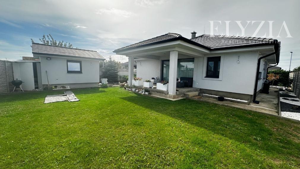 PREDAJ! SAMOSTATNE STOJACI RODINNÝ DOM – BUNGALOV, BERNOLÁKOVO, OSÍKOVA UL.