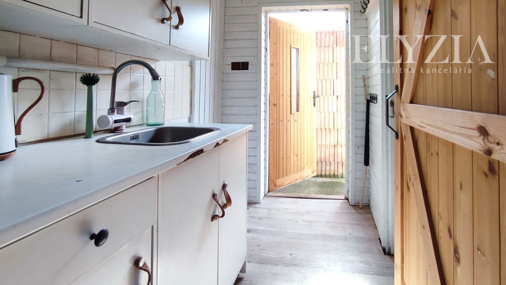 ELYZIA I ZÁHRADNÁ CHATA  s pozemkom priamo v Devíne, výhľad, (elektrika, voda kanalizácia) Lomnická, Bratislava- Devín