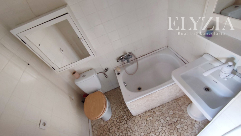 ELYZIA I ZÁHRADNÁ CHATA  s pozemkom priamo v Devíne, výhľad, (elektrika, voda kanalizácia) Lomnická, Bratislava- Devín