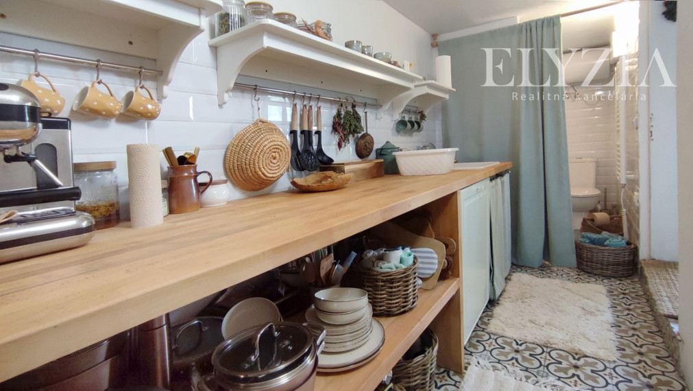 ELYZIA I 2 zahradné chaty na krásnom pozemku priamo v Devíne, výhľad, (elektrika, voda kanalizácia) Lomnická, Bratislava- Devín