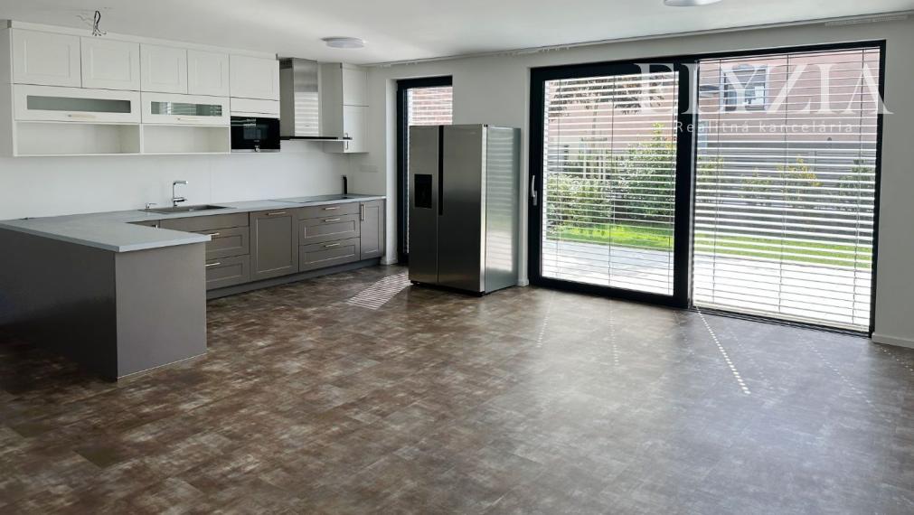 ELYZIA! NÁDHERNÁ NOVOSTAVBA V RAKÚSKU! PRENÁJOM RODINNÉHO DOMU S TERASOU, WOLFSTAHL