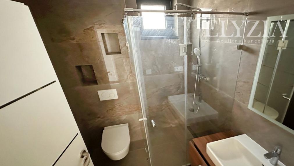 ELYZIA! NÁDHERNÁ NOVOSTAVBA V RAKÚSKU! PRENÁJOM RODINNÉHO DOMU S TERASOU, WOLFSTAHL