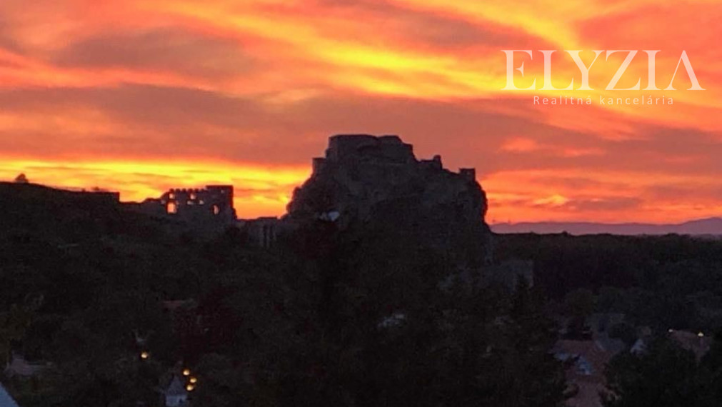 ELYZIA I Krásny pozemok priamo v Devíne s chatou (výhľad, všetky IS), Lomnická, Bratislava- Devín