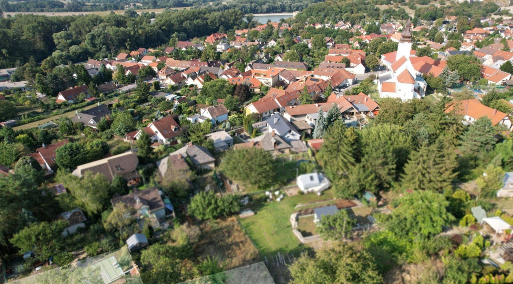 ELYZIA I 2 zahradné chaty na krásnom pozemku priamo v Devíne, výhľad, (elektrika, voda kanalizácia) Lomnická, Bratislava- Devín