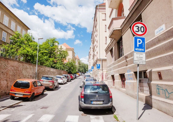 PRENÁJOM. 2 IZB. BYT V CENTRE STARÉHO MESTA NA ZOCHOVEJ UL.