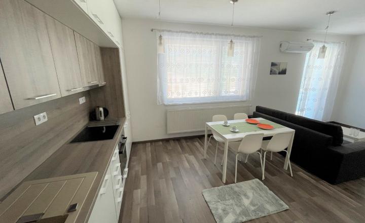 2 IZB. BYT S BALKÓNOM A GARÁŽOVÝM MIESTOM - fotografia 1