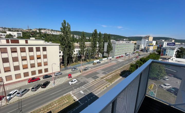 2 IZB. BYT S BALKÓNOM A GARÁŽOVÝM MIESTOM - fotografia 3