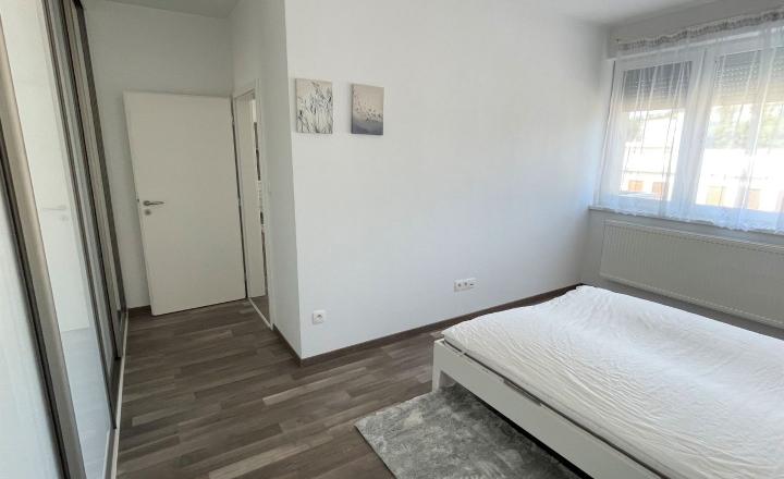 2 IZB. BYT S BALKÓNOM A GARÁŽOVÝM MIESTOM - fotografia 5
