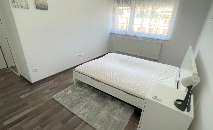 2 IZB. BYT S BALKÓNOM A GARÁŽOVÝM MIESTOM - fotografia 6